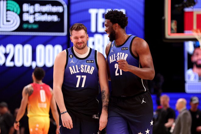 Luka Dončić in Joel Embiid (desno) sta vodilna strelca lige NBA. Tekme All-Star sta se lotila na povsem različna načina. Foto Tim Nwachukwu/AFP
