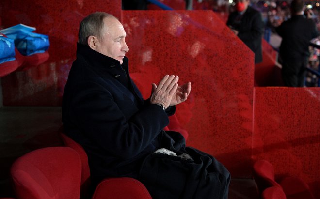 Za Vladimirja Putina Ukrajina ni več obstajala že takrat, ko je 4. februarja lani v plašču sedel na olimpijskem stadionu v Pekingu. FOTO: Sputnik/Aleksey Druzhinin/Reuters
