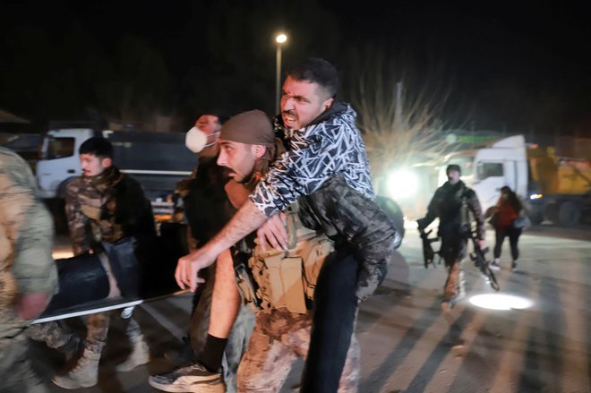 Član posebnih&nbsp;enot turške&nbsp;policije prenaša poškodovanca. FOTO: Reuters
