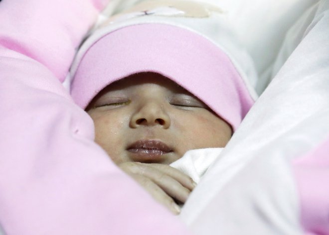 Njena mama, oče in štirje sorojenci so v potresu umrli. FOTO: Khalil Ashawi/Reuters
