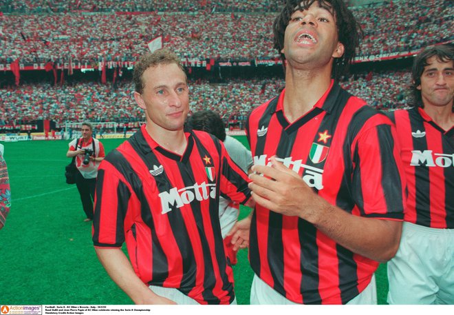 Ruud Gullit (desno) in Jean Pierre Papin 30. maja 1993 v majicah AC Milana na tekmi proti Brescii. FOTO: Reuters
