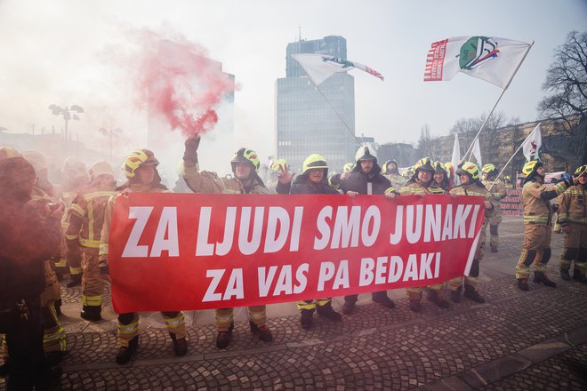 Prekoračili so zgornjo mejo hrupa po decibelih (čeprav ni nikjer gorelo), metali so petarde, dimne rakete in kurili vnetljive in smrdljive tekočine ... FOTO ČRT PIKSI
