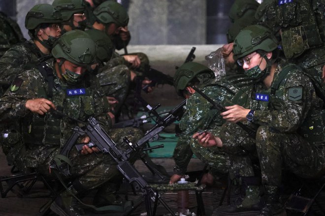 Tajvan se je lahko naučil tudi tega, da mora biti na morebitno vojno veliko bolje pripravljen, kot je bila pred letom dni Ukrajina. FOTO:&nbsp;Ann Wang/Reuters

