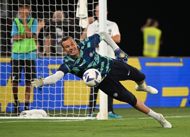 Samir Handanović je v tej sezoni odigral 9 tekem, nobene v ligi prvakov, in prejel 14 golov.

Foto Alberto Lingria/Reuters
