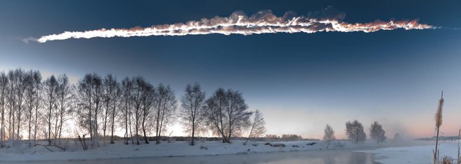 Sled asteroida nad Čeljabinskom 15. februarja 2013. Asteroid je imel premer 20 metrov in ga pred trkom z Zemljo niso poznali. Eksplodiral je 30 kilometrov nad tlemi, sprostil se je udarni val, zaradi katerega so popokala stekla na stavbah. FOTO: M. Ahmetvaleev
