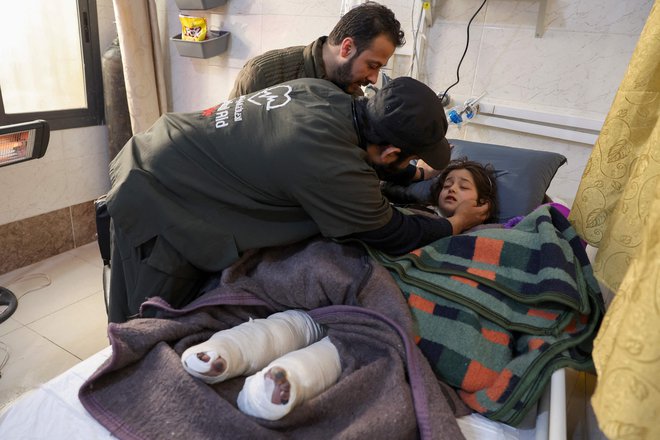 9-letna sirska deklica Sham Sheikh Mohammad, ki so jo po štiridesetih urah rešili izpod ruševin smrtonosnega potresa, leži na bolniški postelji v mestu Idlib na SZ Sirije, ki je pod nadzorom upornikov. Deklici, ki je postala simbol upanja sredi tragedije, zdaj grozi amputacija obeh nog. Mala Sham tako kot številni drugi preživeli, trpi za &raquo;crush&laquo; sindromom, potencialno smrtno nevarno boleznijo, ki povzroča amputacijo okončin, poškodbe ledvic in bolezni srca. Foto: Omar Haj Kadour/Afp
