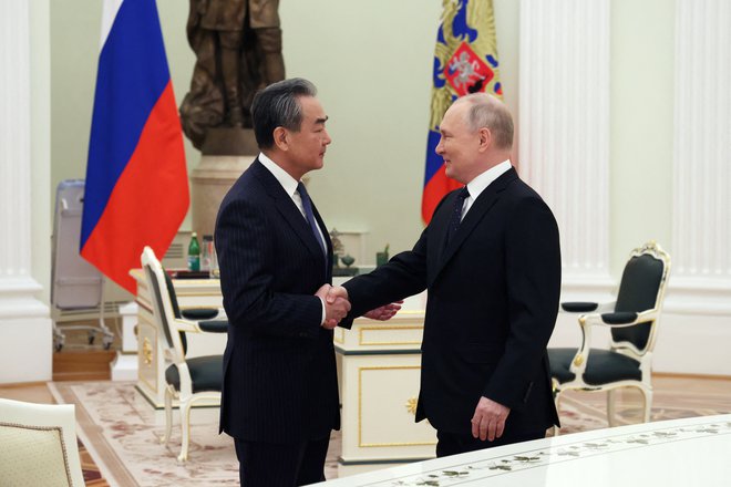 Ruski predsednik Vladimir Putin je danes na srečanju s kitajskim visokim diplomatom Wangom Yijem izpostavil pomen sodelovanja med državama za stabilizacijo mednarodnih razmer. FOTO: Reuters
