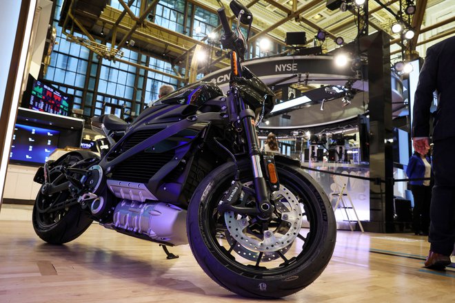 Livewire, električni motocikel slovite znamke Harley-Davidson, so predstavili pred dvema letoma, a ta pogon je pri motornih kolesih še vedno redek. Foto Brendan McDermid/Reuters
