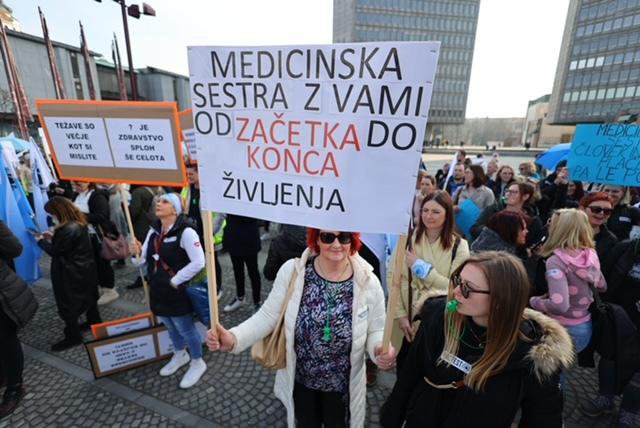 &raquo;Medicinske sestre smo del te celote, ampak le takrat, ko je treba delati 24 ur na dan, vse dni v letu. Brez nas ni zdravstva,&laquo;&nbsp;je dejala predsednica sindikata Slavica Mencinger. FOTO: Črt Piksi
