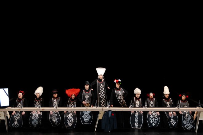 Zasedba Kitka je večkrat nagrajeni ansambel, znan po obvladovanju zahtevnih tehnik raznolikih vokalnih slogov. FOTO: Dorian Šilec Petek
