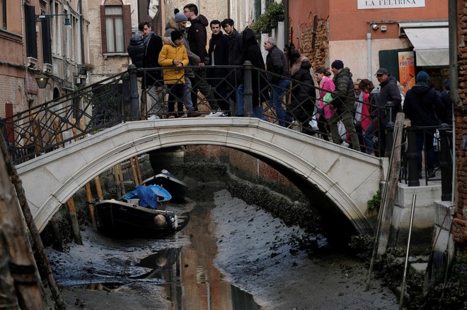 Letošnja znamenitost Benetk so izsušeni kanali, celo mulj in blato se že sušita. FOTO: Manuel Silvestri/Reuters
