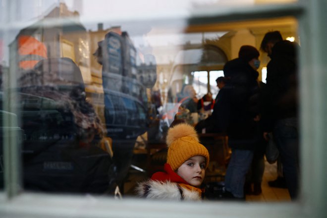 Posnetki prizorov iz Ukrajine, ki so jih po ruskem napadu 24. februarja lani začeli prikazovati mediji, so pretresli marsikoga izmed nas. FOTO: Yara Nardi/Reuters
