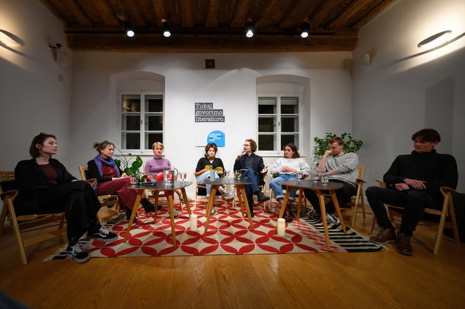 Mladi avtorji in literarni kritiki so se v Vodnikovi domačiji Center sinoči&nbsp;srečali na prvem letošnjem pogovoru.&nbsp;FOTO: Domen Pal

