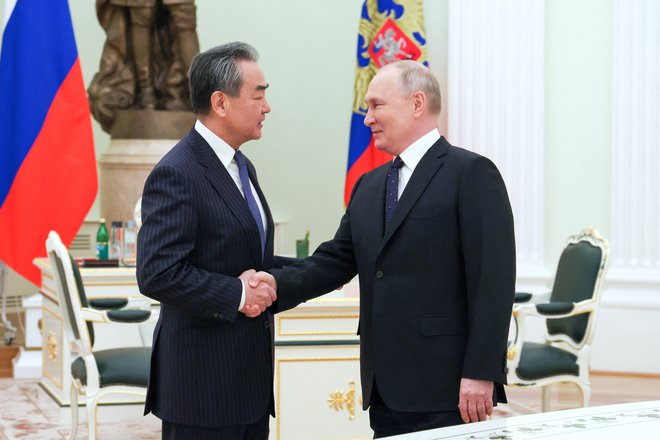 Direktor partijskega urada za zunanjo politiko Wang Yi je ob srečanju z Vladimirjem Putinom dejal, da je &raquo;Kitajska pripravljena z Rusijo delovati pri ohranjanju strateške rešitve&laquo;. FOTO: Sputnik/Anton Novoderezhkin/Reuters
