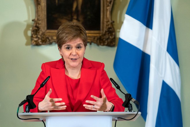 Škotska premierka in prvo ime gibanja za samostojnost Škotske zadnjih let Nicola Sturgeon je prejšnjo sredo napovedala odhod s položaja prve ministrice in voditeljice Škotske nacionalne stranke. FOTO: Jane Barlow/ Reuters
