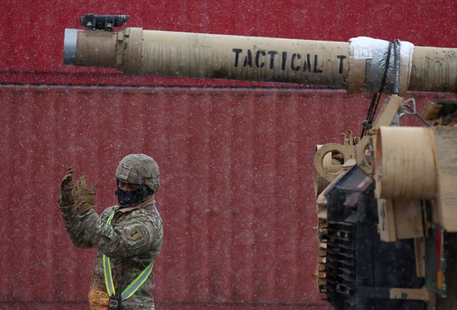 Želja po prikrivanju resnične narave vojne v Ukrajini doseže vrhunec v trditvi, da imamo opraviti s posredniško vojno. FOTO: Kacper Pempel/Reuters
