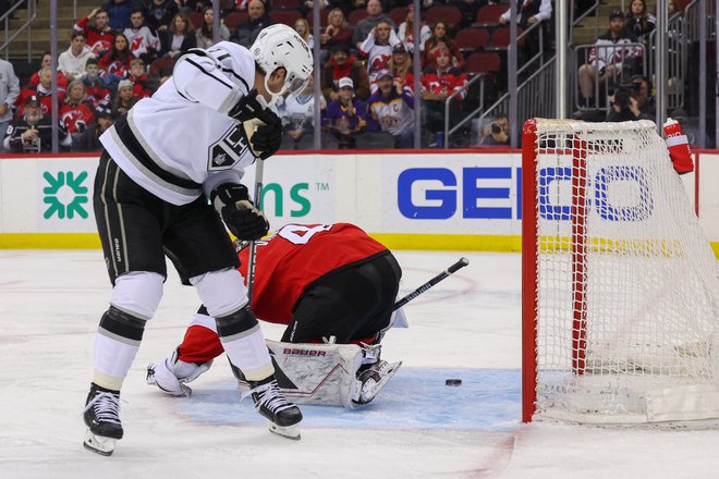 Anže Kopitar je vratarju New Jerseyja Viteku Vaneceku lepo spustil plošček med nogami, a na koncu se je le veselil Čeh v vratih domačega moštva. FOTO: Ed Mulholland/Usa Today Sports
