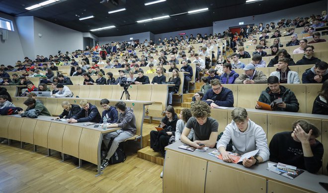 V prihodnjem študijskem letu se dijaki s poklicno maturo in petim predmetom ne bodo mogli vpisati na vse študije, na katere so se do zdaj lahko. Nekateri to odločitev pozdravljajo, drugi opozarjajo, da so dijaki diskriminirani. FOTO: Jože Suhadolnik/Delo
