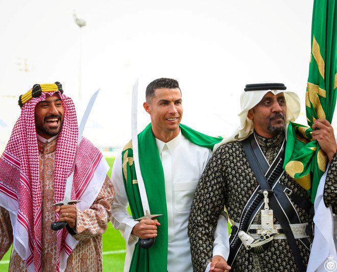 Cristiano Ronaldo se je hitro navzel arabskih navad. FOTO: Reuters
