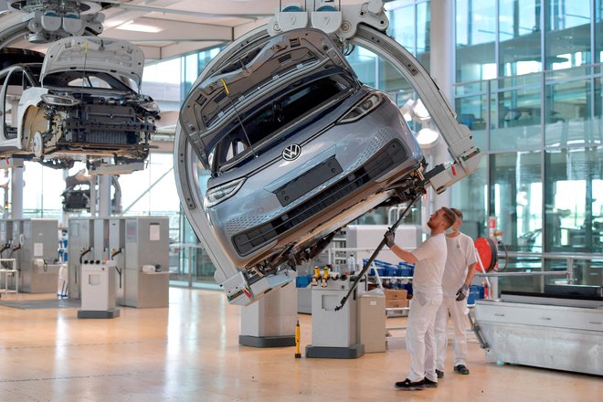 Po začetni tehnološki superiornosti, ki je ameriški Tesli prinesla tržno prevlado, je primat v prodanih količinah v Evropi prevzel koncern Volkswagen. Foto Matthias Rietschel/Reuters
