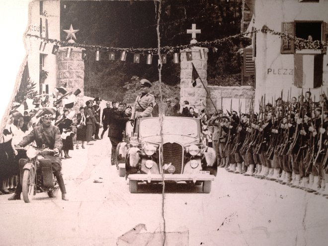 Italijanski fašistični diktator Benito Mussolini leta 1938 v Kobaridu na otvoritvi kostnice nad mestom. FOTODOKUMENTACIJA DELA/PRESS RELEASE (POKRAJINSKI ARHIV NOVA GORICA)
