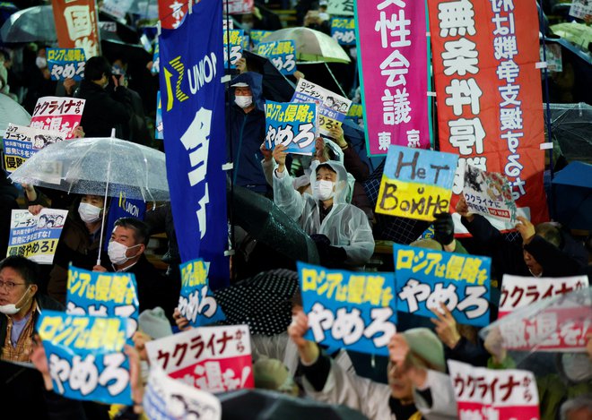 Na tisoče protestnikov je marširalo po ulicah Tokia in s transparenti pozivalo k miru. FOTO: Issei Kato/Reuters
