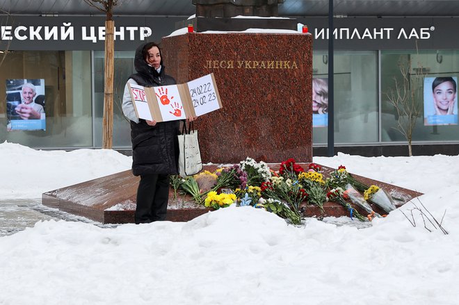 Pogumna, a osamljena gesta pred spomenikom ukrajinski pesnici Lesji Ukrainki v Moskvi FOTO: Stringer Reuters
