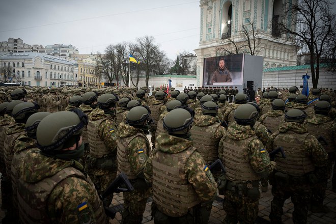 Ukrajinski predsednik Volodimir Zelenski je imel ob obletnici govor v kijevski katedrali Svete Sofije, kjer je vojakom podelil medalje za služenje. Foto Handout Afp
