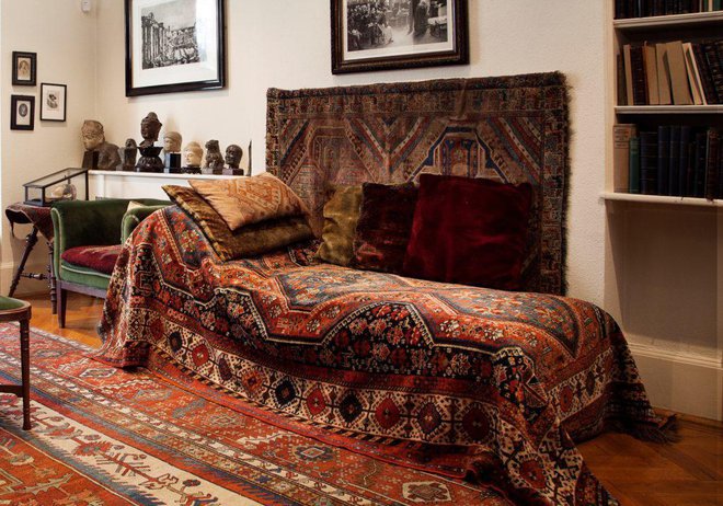 Znameniti kavč je v muzeju v Londonu, kjer je slavni psihoanalitik živel zadnje leto svojega življenja. FOTO: Freud Museum, London
