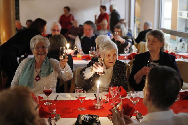 Pokojninski sistem, kot ga ima Slovenija, lahko z občasnimi prilagoditvami upokojencem priskrbi osnovno socialno varnost. Nikakor pa tak sistem ne more zagotoviti ohranitve socialnega statusa. FOTO: Leon Vidic/Delo
