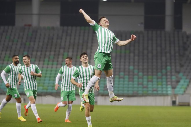 Olimpiji gredo na roke tudi spodrsljaji največjih tekmecev, zato tudi derbi na vselej vroči Bonifiki ne sodi v kategoriji odločilnih. FOTO: Leon Vidic/Delo
