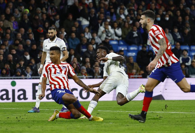 Vinicius Junior je v zadnjih sekundah podaljška z Realovim tretjim golom obračuna četrtfinala španskega pokala (3:1) januarja zapečatil usodo Atletica na Bernabeuu.&nbsp;FOTO: Susana Vera/Reuters
