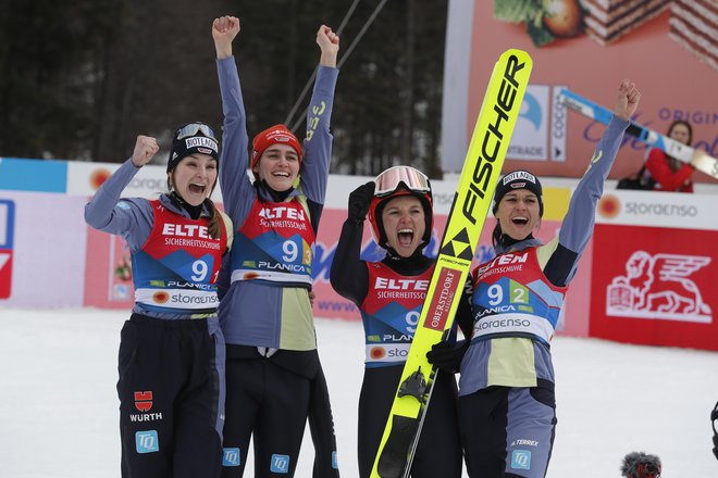 Veselje zlatih nemških orlic. FOTO: Matej Družnik
