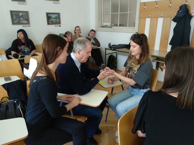 Študenti so se preizkusili v komunikaciji z osebo z gluhoslepoto v organizaciji Združenja gluhoslepih Slovenije Dlan. FOTO: Urša Vačič/arhiv FF v Ljubljani
