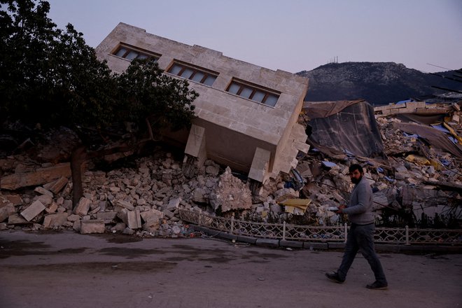 Porušena stavba v Hatayu. FOTO: Clodagh Kilcoyne/Reuters
