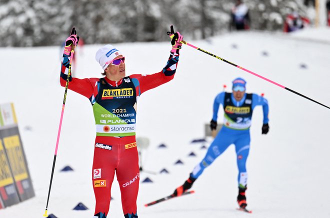 Johannes Hoesflot Klaebo se je veselil tretjega odličja v Planici. FOTO: Joe Klamar/AFP
