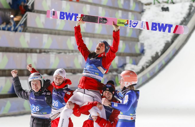 Piotr Žyla je novi naslov svetovnega prvaka proslavil na ramah svojih reprezentančnih kolegov.&nbsp;FOTO: Matej Družnik/Delo
