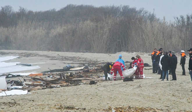 Plovilo naj bi potonilo zaradi preobremenjenosti. FOTO:&nbsp;Stringer/Afp
