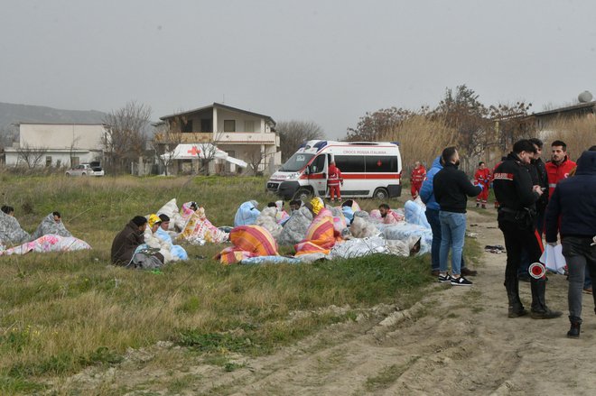 80 ljudi so uspeli rešiti. FOTO: Stringer/AFP
