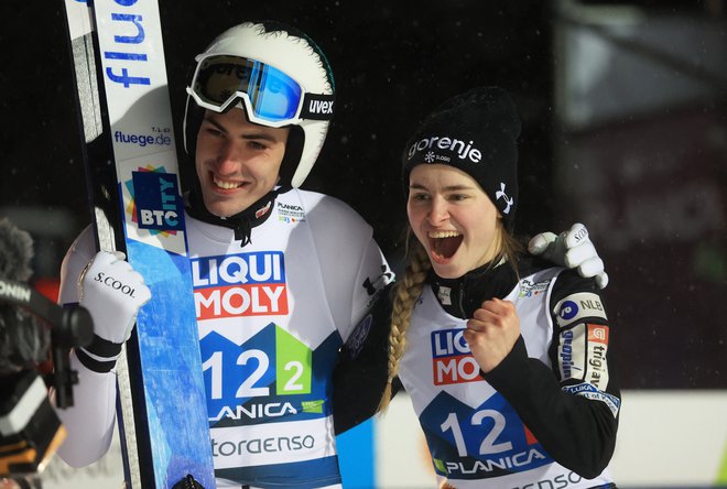 Timi Zajc in Nika Križnar proslavljata v izteku. FOTO: Borut Živulović/Reuters
