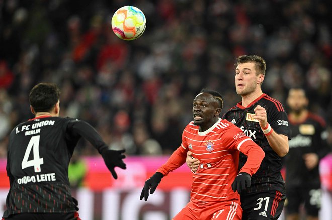 Robin Knoche (desno) se bori z Bayernovim zvezdnikom in senegalskim reprezentantom Sadiom Manejem med obračunom v Münchnu. FOTO:&nbsp;Christof Stache/AFP
