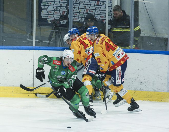 V obračunu zadnjega kola rednega dela lige ICEHL so hokejisti SŽ Olimpije vknjižili 35. poraz v sezoni. FOTO: Jože Suhadolnik/Delo
