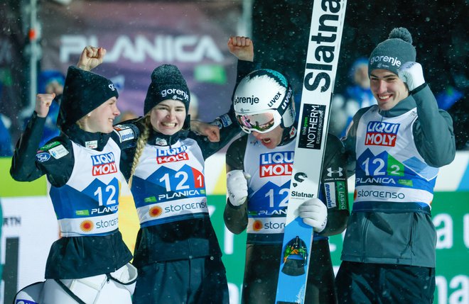 Slavje ekipe Slovenije v izteku. FOTO: Matej Družnik/Delo
