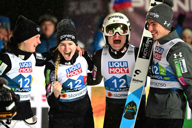 Ema Klinec, Nika Križnar, Anže Lanišek in Timi Zajc (z leve). FOTO: Jure Makovec/AFP
