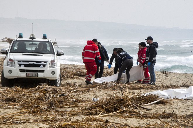 Reševalci še vedno iščejo preživele in trupla. FOTO: Stringer/Reuters
