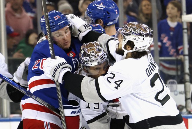 Jimmy Vesey (levo) se je pomeril z&nbsp;Alexom Iafallom in&nbsp;Phillipom Danaultom (na fotografiji skrajno desno)&nbsp;v kultnem Madison Square Gardnu. FOTO:&nbsp;Bruce Bennett/AFP
