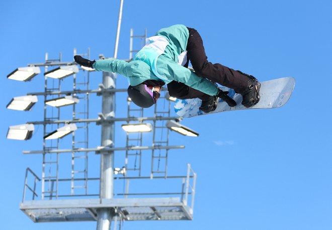 Urška Pribošič med nastopom v skokih prostega sloga (big air) na lanskih olimpijskih igrah. FOTO:&nbsp;Fabrizio Bensch/Reuters
