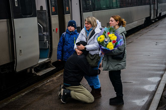 Na železniški postaji v Kramatorsku je družina dočakala sina, ki je po več mesecih na fronti z vlakom prispel iz Kijeva. Foto: Dimitar Dilkoff/Afp
