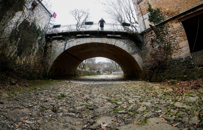 Prazna struga reke Issole v vasi Flassans-sur-Issole

FOTO:&nbsp;Eric Gaillard/Reuters
