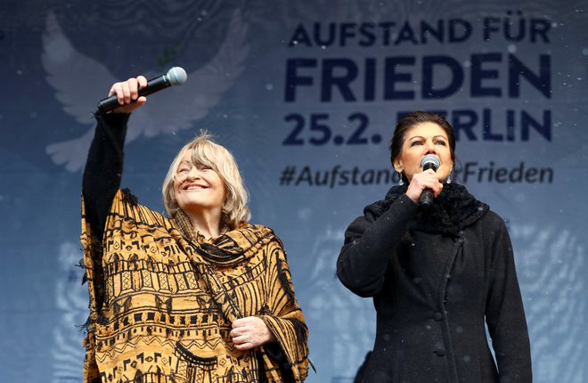 Zagovornica pravic žensk Alice Schwarzer (levo) in poslanka Levice Sahra Wagenknecht na demonstracijah za mir v Ukrajini v Berlinu FOTO: Christian Mang/REUTERS
